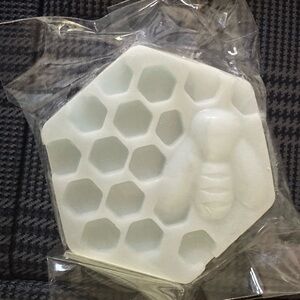 Hand crafted Lavender goats milk soap apprx. 4 oz. nwt